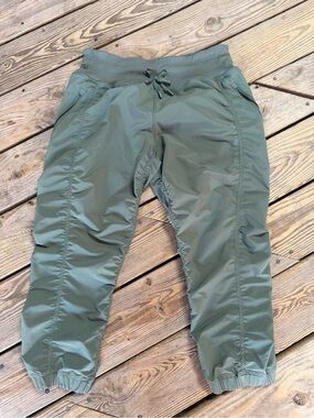 Kirkland Signature Women’s Active Crop Pants Army Green,Ruched,Zip Pocket Size M